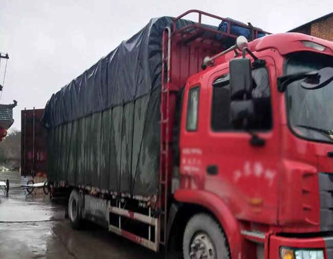 在我們綠谷商貿(mào)廠區(qū)內(nèi)大批量生產(chǎn)制作的無菌采樣袋正在緊急裝車發(fā)貨當(dāng)中